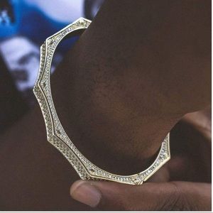 LIKE NEW GLD BRACELET